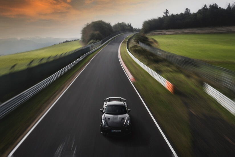 Porsche 718 Cayman GT4 RS de noche