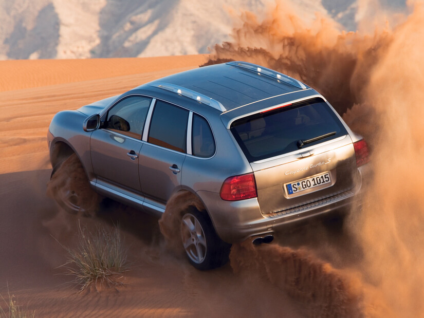 Porsche Cayenne atras