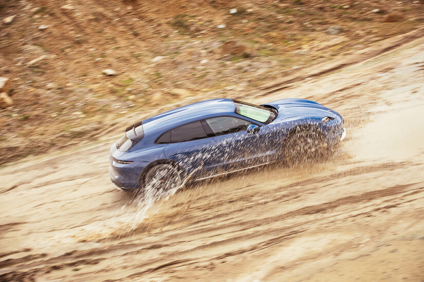 Porsche Taycan Cross Turismo en barro