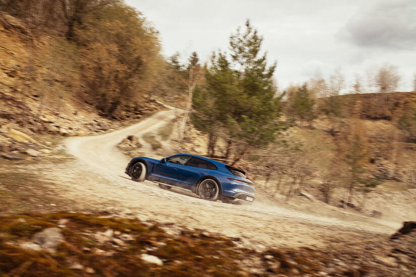 Porsche Taycan Cross Turismo en tierra
