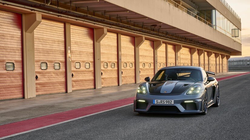 Porsche 718 Cayman GT4 RS en garaje