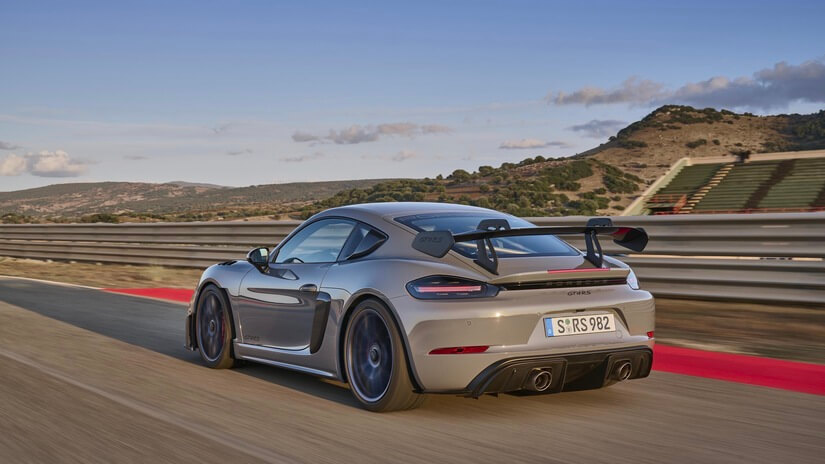 Porsche 718 Cayman GT4 RS de perfil