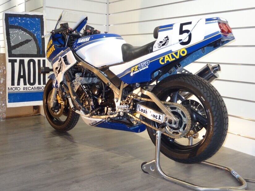 Yamaha FZ 750 expuesta