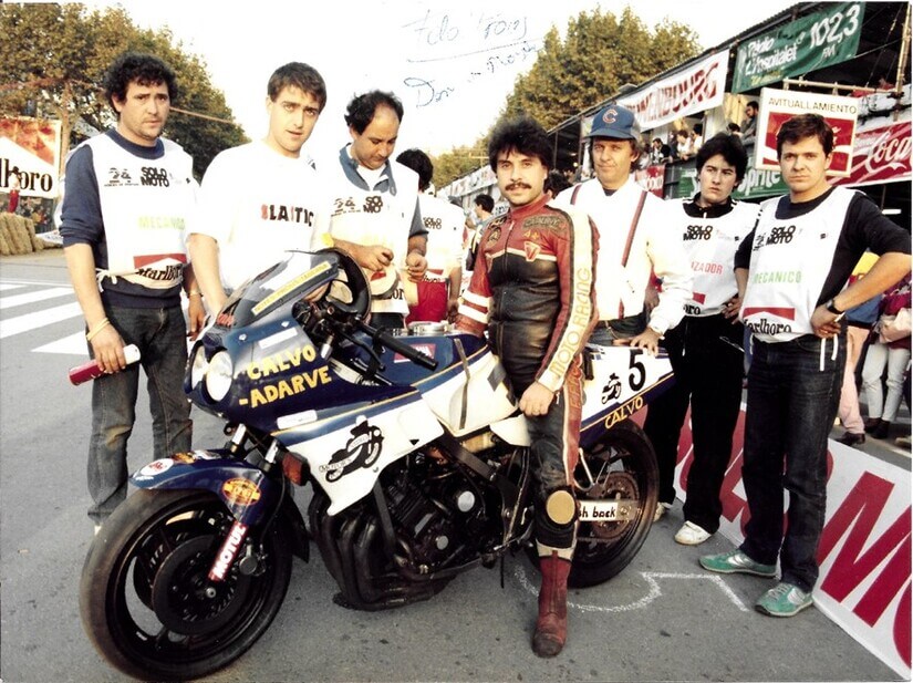 Yamaha FZ 750 en grupo