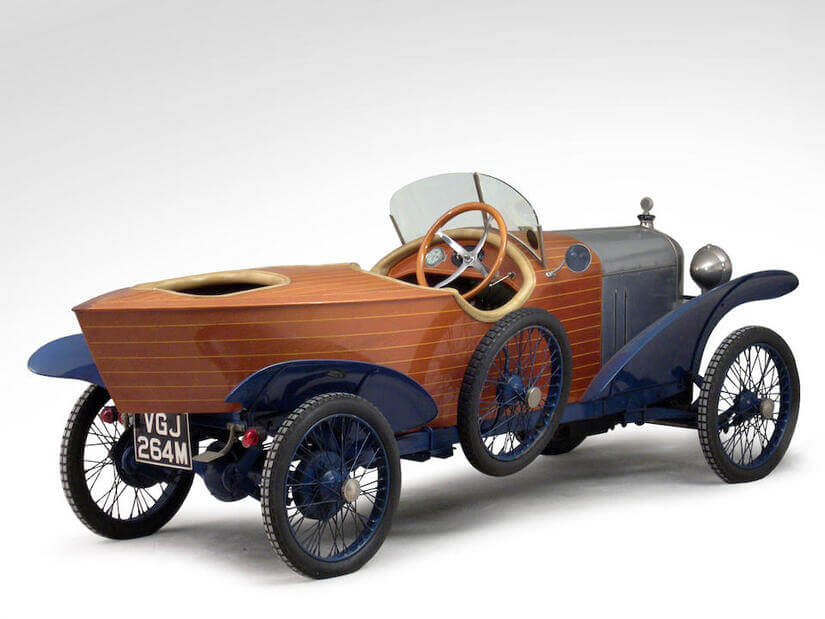 Retromovil centenario Amilcar marrón