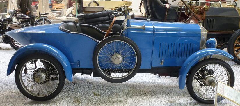 Retromovil centenario Amilcar en azul