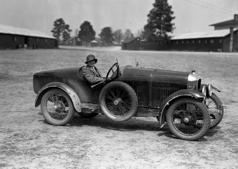 Retromovil centenario Amilcar con chica