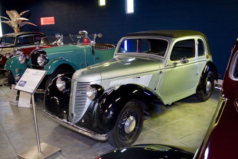 Retromovil centenario Amilcar expuesto