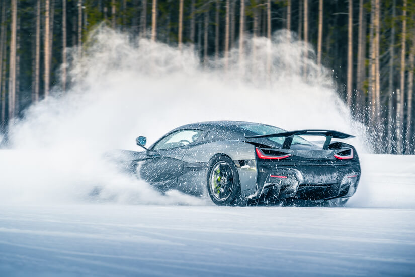 Rimac Nevera nieve izquierda