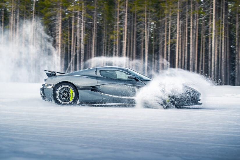 Rimac Nevera nieve derecha