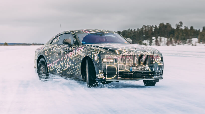 Rolls Royce Spectre en curva