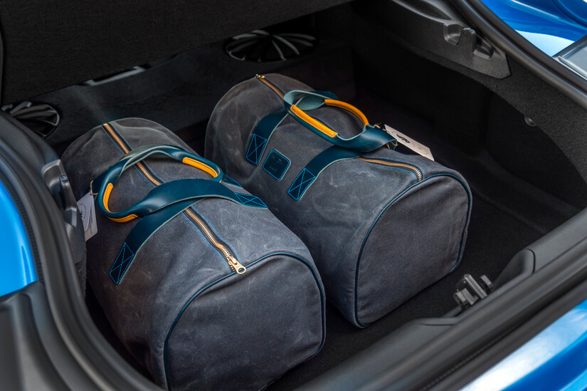 GR Supra Jarama Racetrack Edition maletas