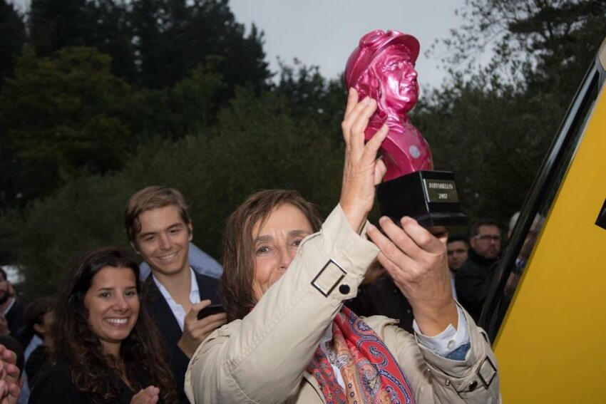 Maria Lopez Tapia levantando un trofeo en una edición de Autobello en Torre Loizaga