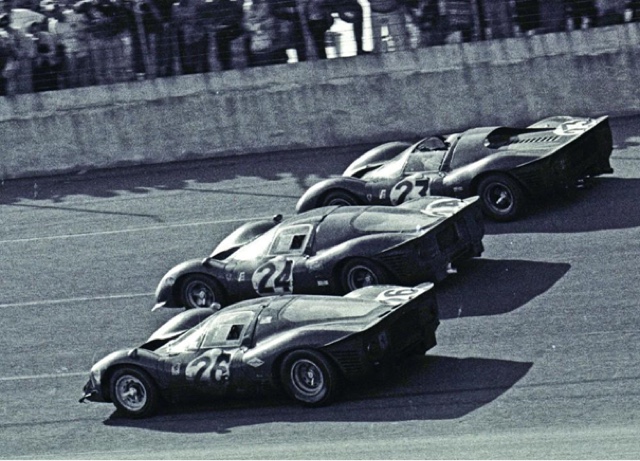 Momento en que los tres Ferraris, ganan en suelo americano las ’24 Horas de Daytona’