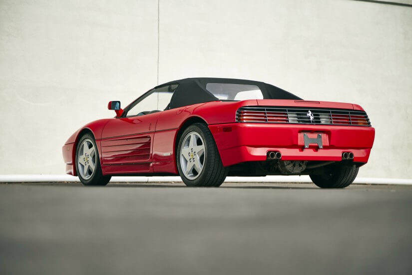 Vista lateral Ferrari 348 cabrio