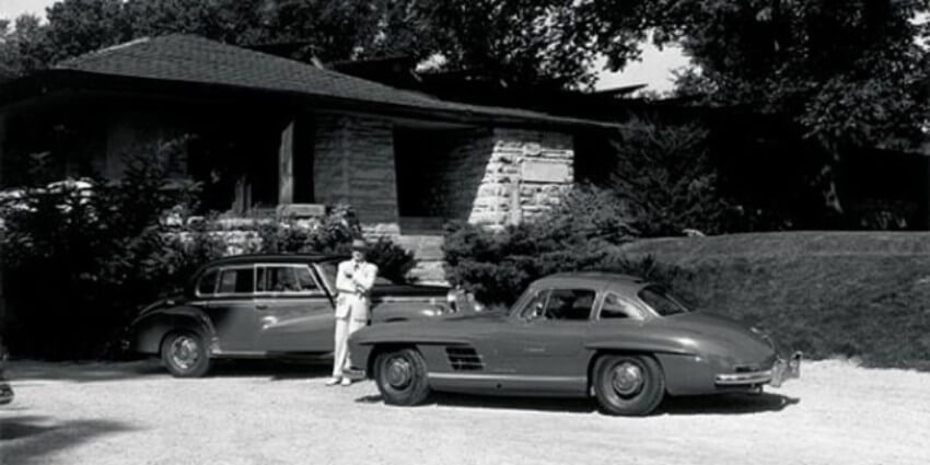 Max Hoffman al lado de un Mercedes 300 SL Alas de Gaviota