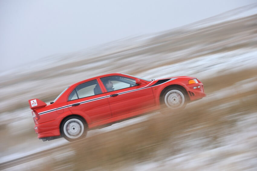 Vista lateral del Mitsubishi Lancer Evolution Tommi Mäkinen Edition