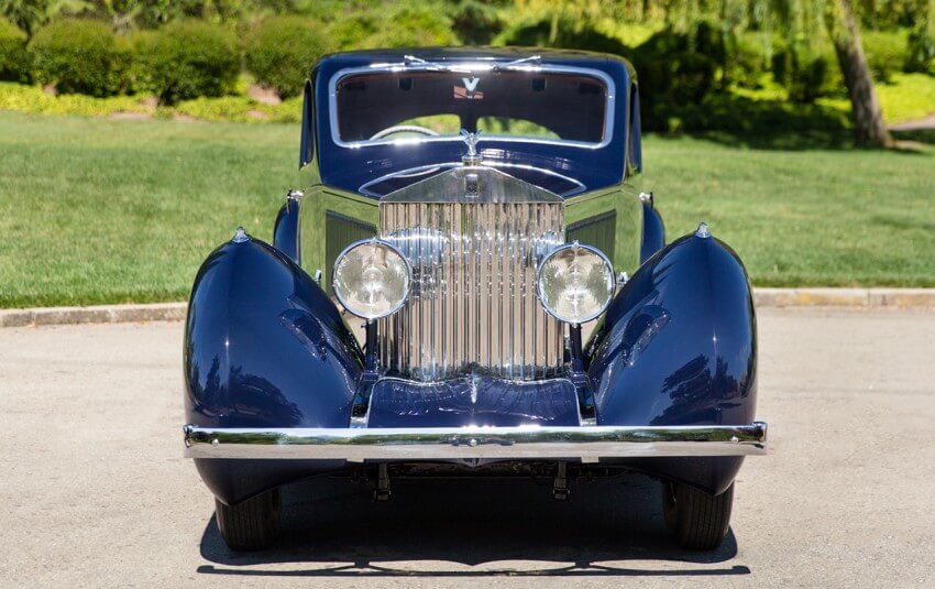 La parte frontal del Rolls-Royce Phantom II Continental Berline de Figoni et Falaschi es espectacular